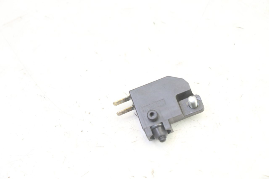photo de INTERRUPTOR DE LUZ DE FREIO ESQUERDO YAMAHA XMAX X-MAX 125 (2021 - 2025) - Outro ângulo de visão