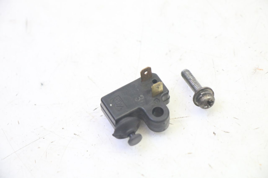 photo de INTERRUPTOR DE LUZ DE FREIO ESQUERDO YAMAHA X-MAX XMAX 250 (2006 - 2009) - Zoom do estado de desgaste