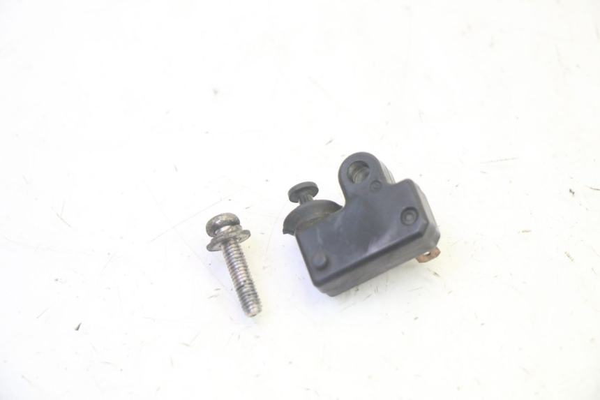 photo de INTERRUPTOR DE LUZ DE FREIO ESQUERDO YAMAHA X-MAX XMAX 250 (2006 - 2009) - Outro ângulo de visão