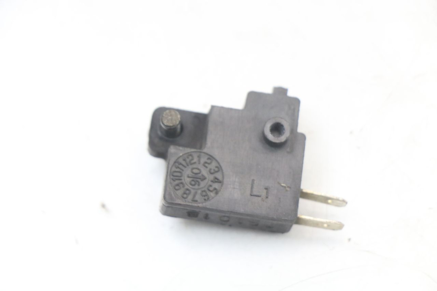 photo de INTERRUPTOR DE LUZ DE FREIO ESQUERDO KYMCO XCITING 250 (2006 - 2009) - Zoom do estado de desgaste