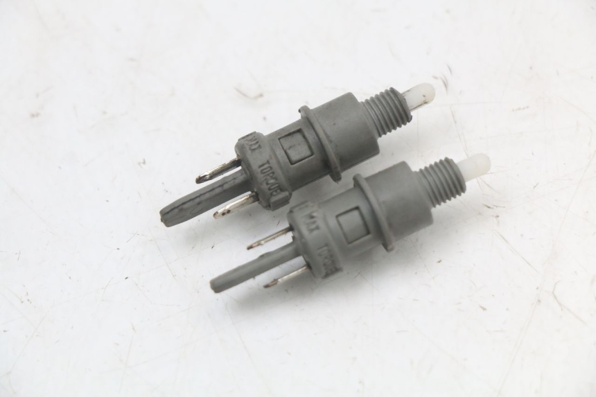 photo de INTERRUPTOR DE LUZ DE FREIO PEUGEOT GEOPOLIS RS 125 (2007 - 2009) - Zoom do estado de desgaste