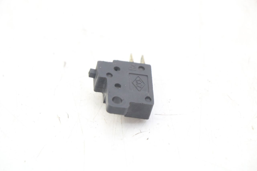 photo de INTERRUPTOR DE LUZ DE FREIO SYM JET EURO X 2T 50 (2003 - 2007) - Zoom do estado de desgaste