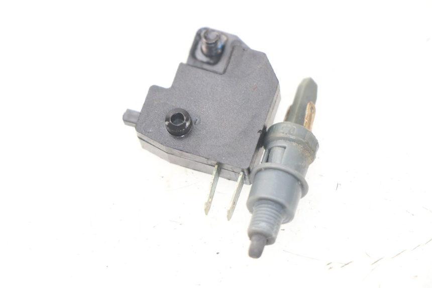photo de INTERRUPTOR DE LUZ DE FREIO PEUGEOT KISBEE 2T 50 (2010 - 2017) - Detalhe da peça