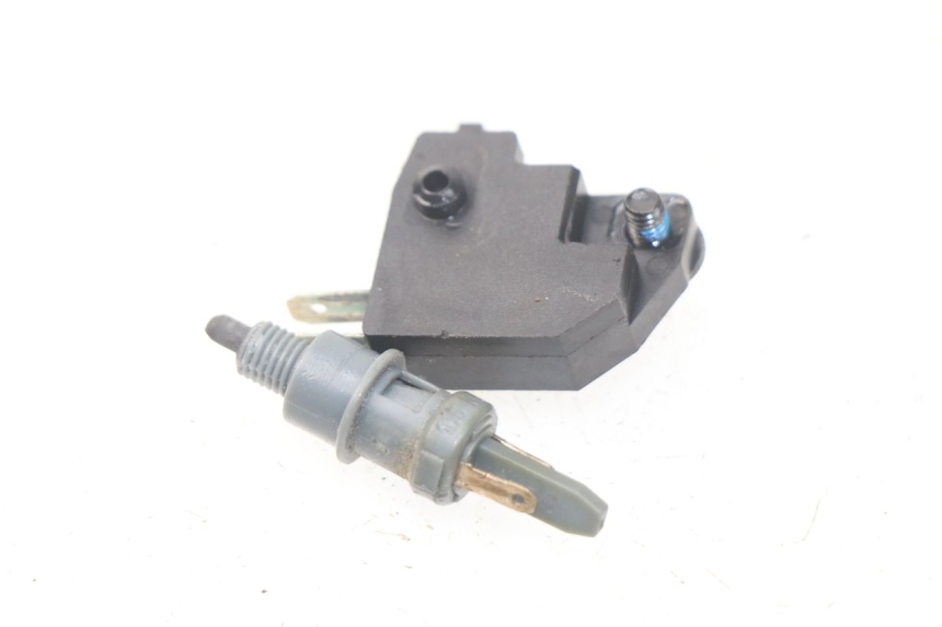 photo de INTERRUPTOR DE LUZ DE FREIO PEUGEOT KISBEE 2T 50 (2010 - 2017) - Zoom do estado de desgaste