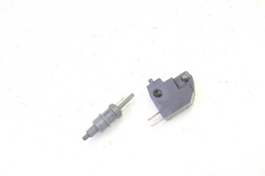 photo de INTERRUPTOR DE LUZ DE FREIO PEUGEOT KISBEE 2T 50 (2010 - 2017) - Detalhe da peça