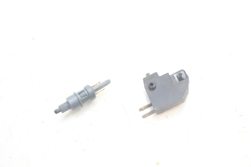 photo de INTERRUPTOR DE LUZ DE FREIO PEUGEOT KISBEE 2T 50 (2010 - 2017) - Detalhe da peça