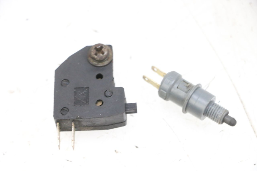photo de INTERRUPTOR DE LUZ DE FREIO PEUGEOT KISBEE 4T 50 (2010 - 2017) - Vista principal