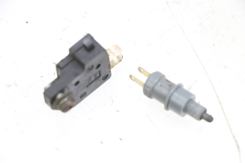 photo de INTERRUPTOR DE LUZ DE FREIO PEUGEOT KISBEE 4T 50 (2010 - 2017) - Detalhe da peça