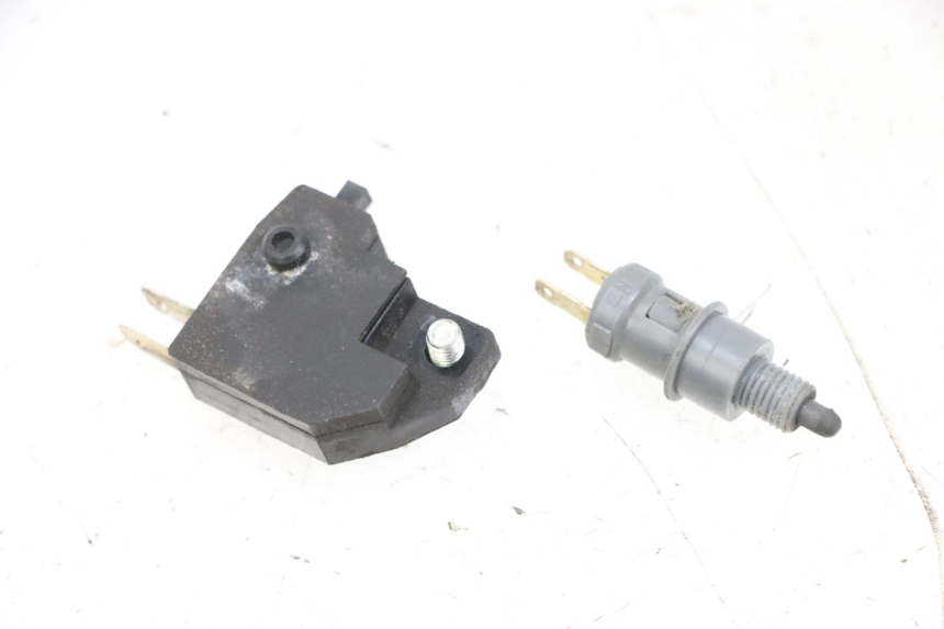 photo de INTERRUPTOR DE LUZ DE FREIO PEUGEOT KISBEE 4T 50 (2010 - 2017) - Zoom do estado de desgaste