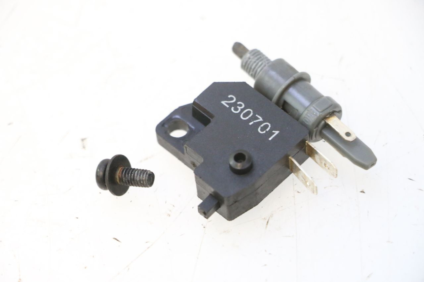 photo de INTERRUPTOR DA LUZ DE FREIO PEUGEOT KISBEE 4T 50 (2023 - 2026) - Zoom do estado de desgaste