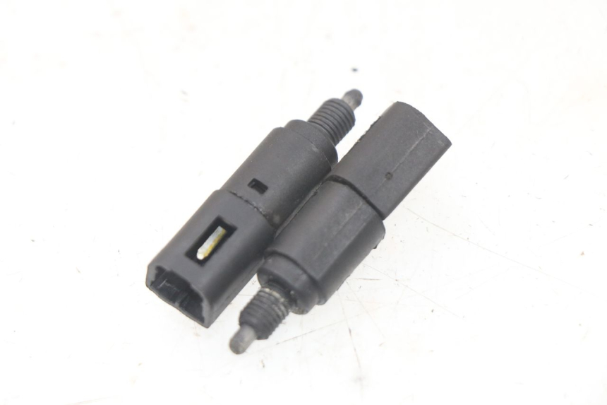 photo de INTERRUPTOR DE LUZ DE FREIO PIAGGIO LIBERTY 4T 50 (2009 - 2015) - Zoom do estado de desgaste
