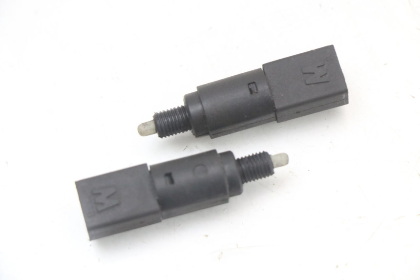 photo de INTERRUPTOR DE LUZ DE FREIO PIAGGIO LIBERTY 4T 50 (2004 - 2008) - Detalhe da peça