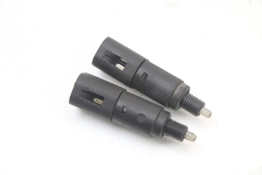 photo de INTERRUPTOR DE LUZ DE FREIO PIAGGIO LIBERTY 4T 50 (2004 - 2008) - Zoom do estado de desgaste