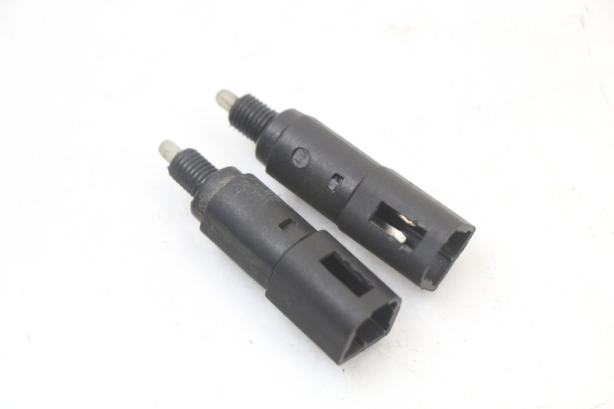 photo de INTERRUPTOR DE LUZ DE FREIO PIAGGIO LIBERTY 4T 50 (2004 - 2008) - Outro ângulo de visão