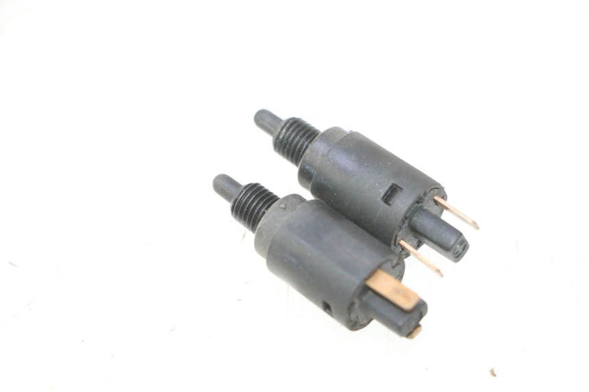 photo de INTERRUPTOR DE LUZ DE FREIO PIAGGIO LIBERTY IGET 4T 50 (2015 - 2020) - Zoom do estado de desgaste