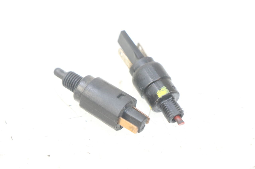 photo de INTERRUPTOR DE LUZ DE FREIO PIAGGIO LIBERTY IGET S 125 (2016 - 2020) - Detalhe da peça