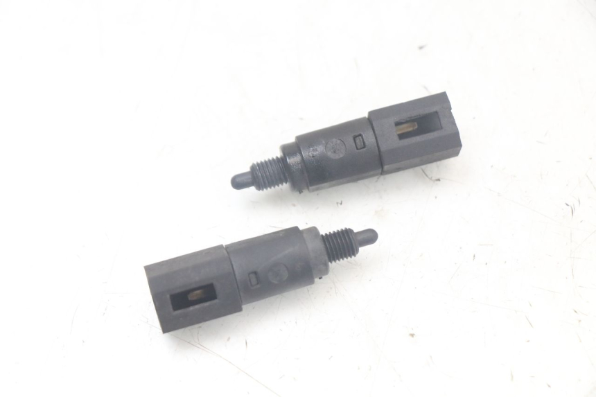photo de INTERRUPTOR DE LUZ DE FREIO PIAGGIO LIBERTY 125 (2009 - 2013) - Detalhe da peça