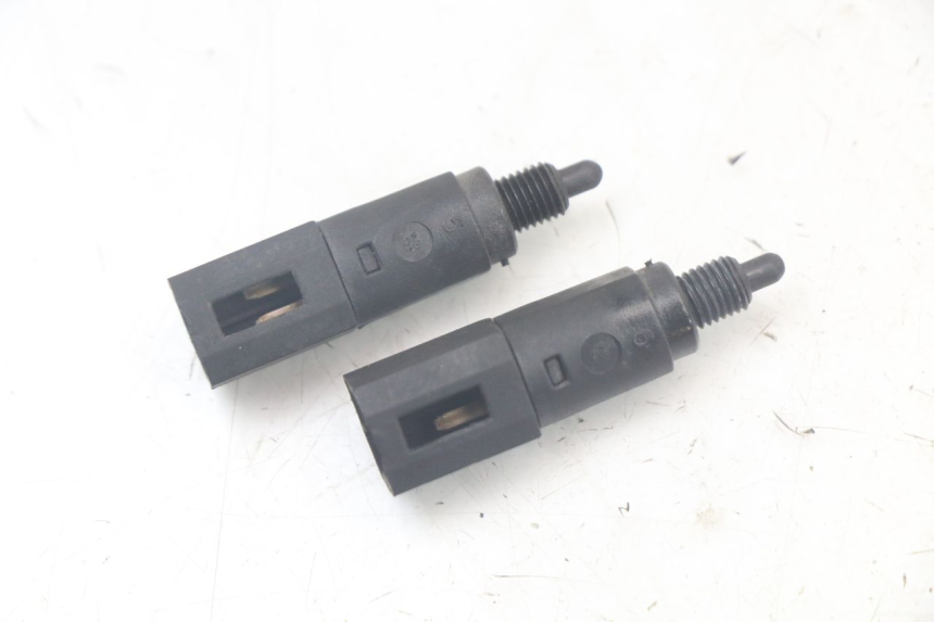 photo de INTERRUPTOR DE LUZ DE FREIO PIAGGIO LIBERTY 125 (2009 - 2013) - Zoom do estado de desgaste