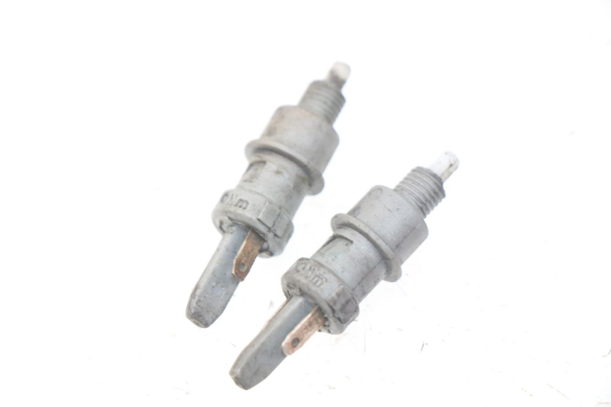 photo de INTERRUPTOR DE LUZ DE FREIO PEUGEOT LUDIX 50 (2005 - 2007) - Detalhe da peça