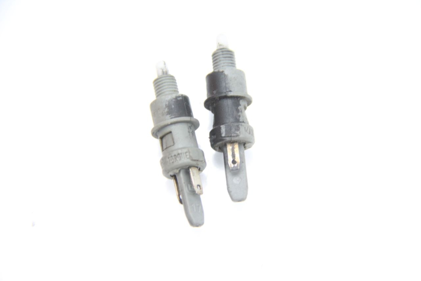 photo de INTERRUPTOR DE LUZ DE FREIO PEUGEOT LUDIX 50 (2008 - 2017) - Detalhe da peça