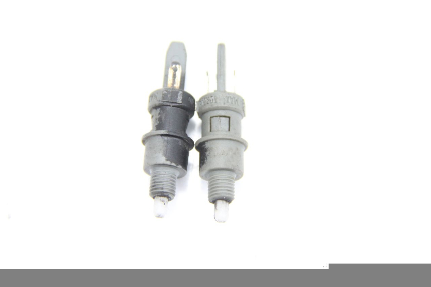 photo de INTERRUPTOR DE LUZ DE FREIO PEUGEOT LUDIX 50 (2008 - 2017) - Zoom do estado de desgaste
