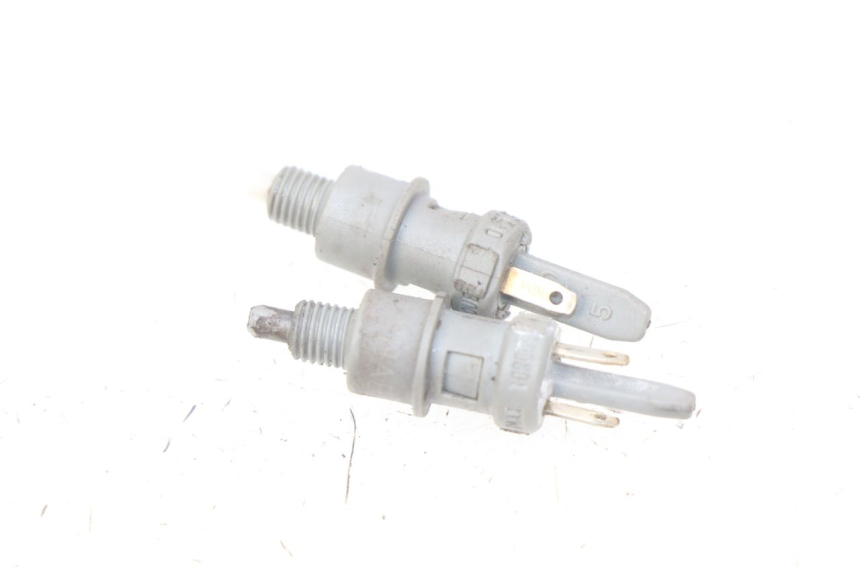 photo de INTERRUPTOR DE LUZ DE FREIO PEUGEOT LUDIX 50 (2008 - 2017) - Detalhe da peça