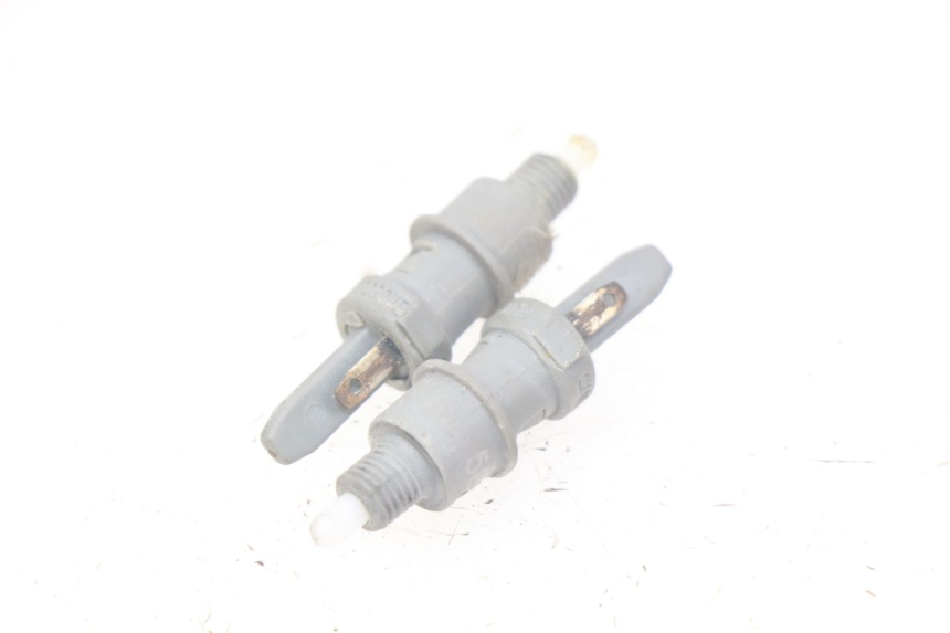 photo de INTERRUPTOR DE LUZ DE FREIO PEUGEOT LUDIX 50 (2005 - 2007) - Detalhe da peça