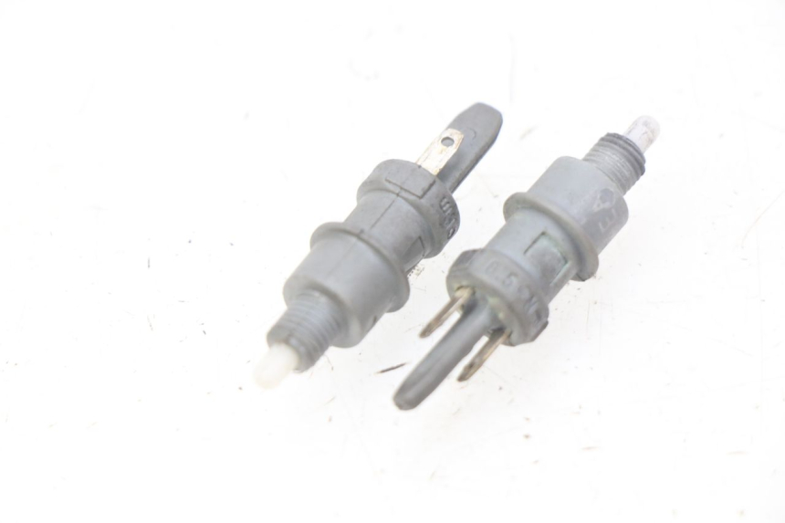 photo de INTERRUPTOR DE LUZ DE FREIO PEUGEOT LUDIX 50 (2005 - 2007) - Detalhe da peça