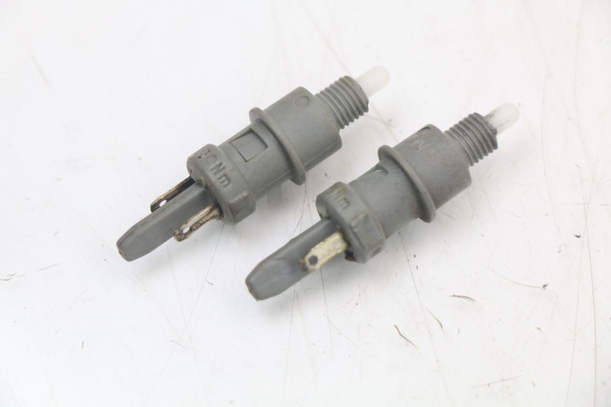 photo de INTERRUPTOR DE LUZ DE FREIO PEUGEOT LUDIX 50 (2005 - 2007) - Zoom do estado de desgaste