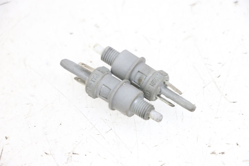 photo de INTERRUPTOR DE LUZ DE FREIO PEUGEOT LUDIX 50 (2008 - 2017) - Detalhe da peça