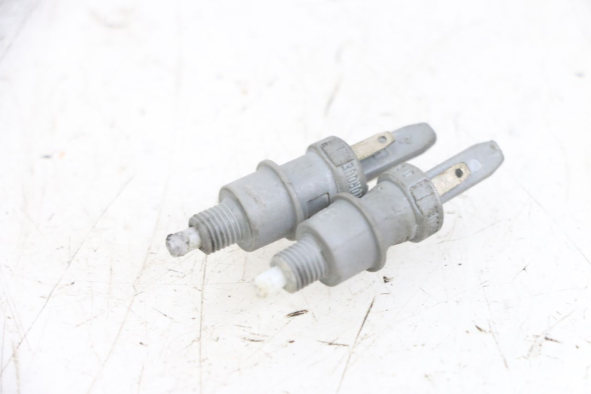 photo de INTERRUPTOR DE LUZ DE FREIO PEUGEOT LUDIX 50 (2008 - 2017) - Zoom do estado de desgaste