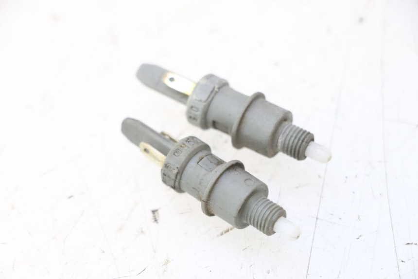 photo de INTERRUPTOR DE LUZ DE FREIO PEUGEOT LUDIX ONE 50 (2004 - 2013) - Detalhe da peça