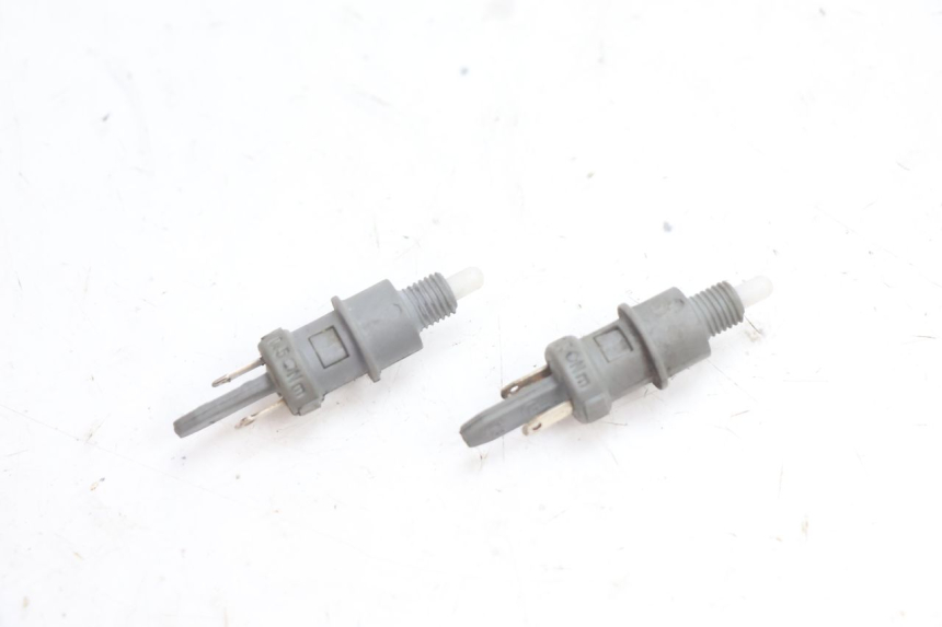 photo de INTERRUPTOR DE LUZ DE FREIO PEUGEOT LUDIX ONE 50 (2004 - 2013) - Detalhe da peça