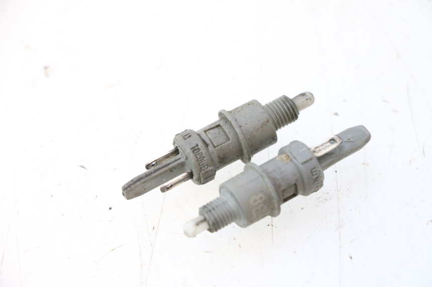 photo de INTERRUPTOR DE LUZ DE FREIO PEUGEOT LUDIX ONE 50 (2004 - 2006) - Detalhe da peça
