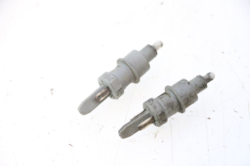 photo de INTERRUPTOR DE LUZ DE FREIO PEUGEOT LUDIX ONE 50 (2004 - 2006) - Zoom do estado de desgaste
