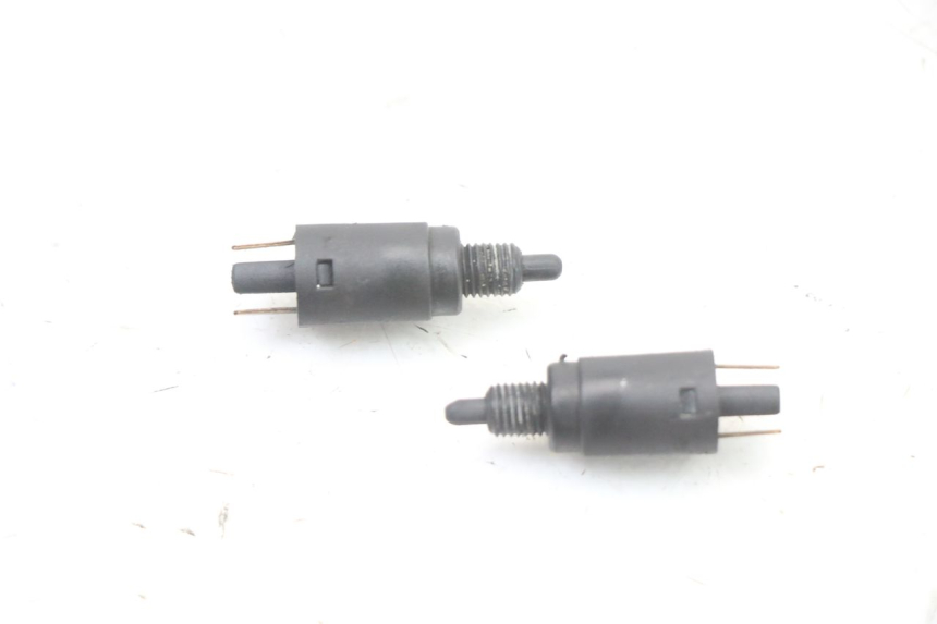 photo de INTERRUPTOR DE LUZ DE FREIO MBK BOOSTER NEXT GENERATION 50 (1995 - 1998) - Zoom do estado de desgaste