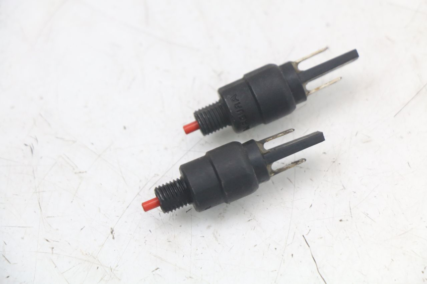 photo de INTERRUPTOR DE LUZ DE FREIO PIAGGIO MP3 HPE 350 (2018 - 2020) - Detalhe da peça