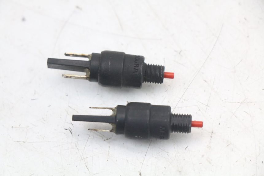 photo de INTERRUPTOR DE LUZ DE FREIO PIAGGIO MP3 HPE 350 (2018 - 2020) - Zoom do estado de desgaste