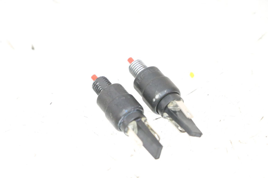 photo de INTERRUPTOR DE LUZ DE FREIO PIAGGIO MP3 HPE 310 (2024 - 2025) - Detalhe da peça
