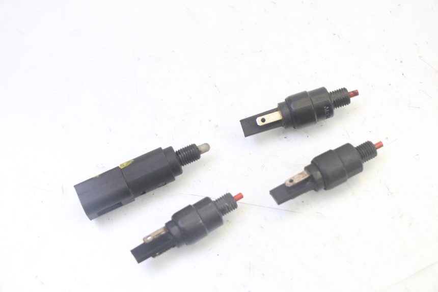photo de INTERRUPTOR DE LUZ DE FREIO PIAGGIO MP3 LT 300 (2010 - 2016) - Zoom do estado de desgaste