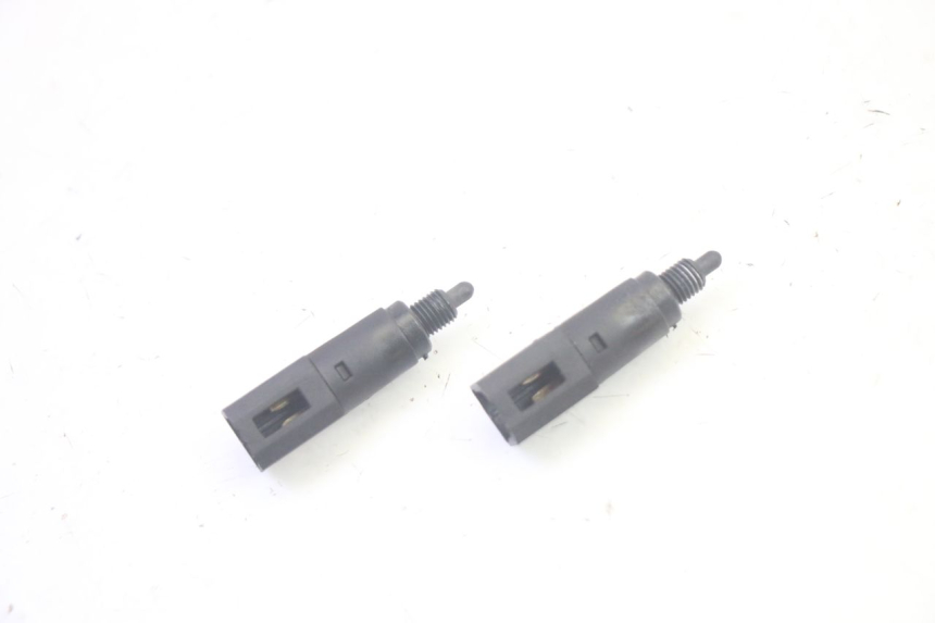photo de INTERRUPTOR DE LUZ DE FREIO PIAGGIO MP3 LT 400 (2007 - 2012) - Detalhe da peça