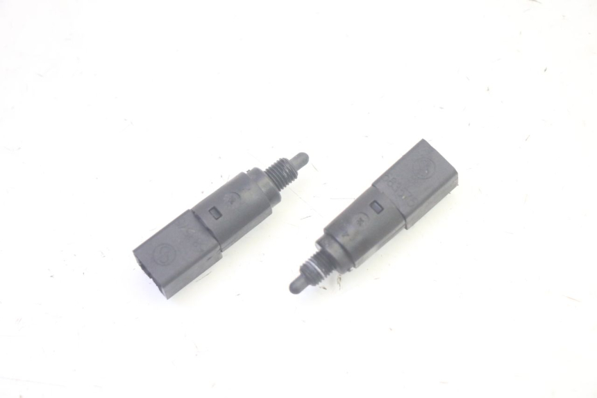 photo de INTERRUPTOR DE LUZ DE FREIO PIAGGIO MP3 LT 400 (2007 - 2012) - Zoom do estado de desgaste