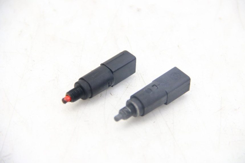 photo de INTERRUPTOR DE LUZ DE FREIO PIAGGIO MP3 125 (2006 - 2014) - Vista principal