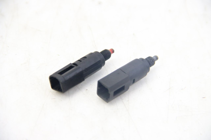 photo de INTERRUPTOR DE LUZ DE FREIO PIAGGIO MP3 125 (2006 - 2014) - Detalhe da peça