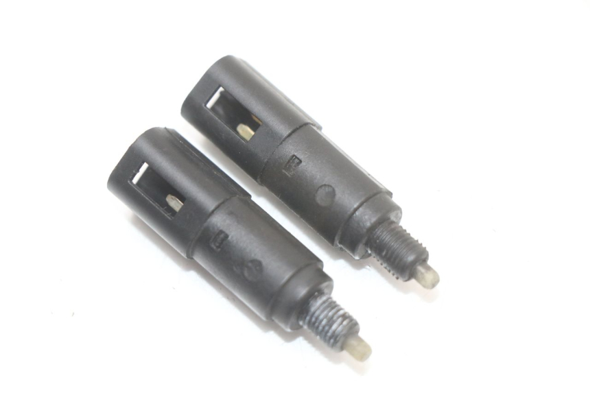 photo de INTERRUPTOR DE LUZ DE FREIO PIAGGIO MP3 125 (2006 - 2014) - Zoom do estado de desgaste