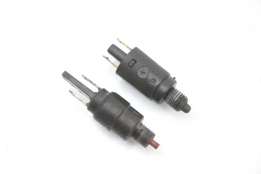 photo de INTERRUPTOR DE LUZ DE FREIO PIAGGIO MP3 500 (2011 - 2015) - Zoom do estado de desgaste