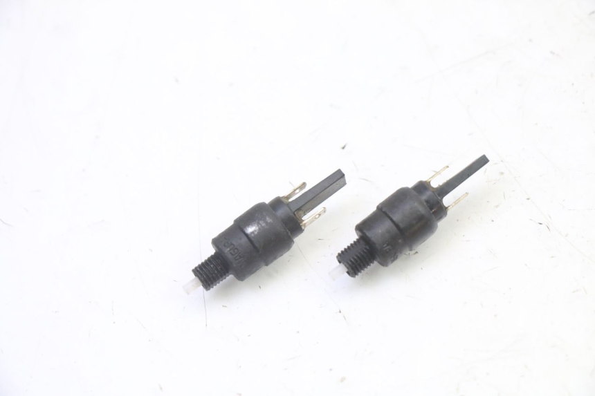 photo de INTERRUPTOR DE LUZ DE FREIO PIAGGIO MP3 RL 250 (2006 - 2010) - Vista principal