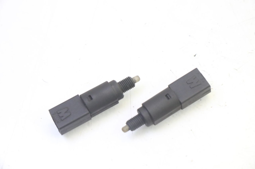 photo de INTERRUPTOR DE LUZ DE FREIO PIAGGIO MP3 125 (2006 - 2014) - Zoom do estado de desgaste