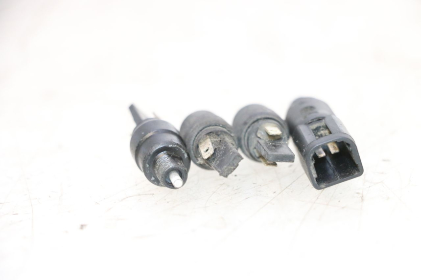 photo de INTERRUPTOR DE LUZ DE FREIO PIAGGIO MP3 RL 250 (2006 - 2010) - Zoom do estado de desgaste