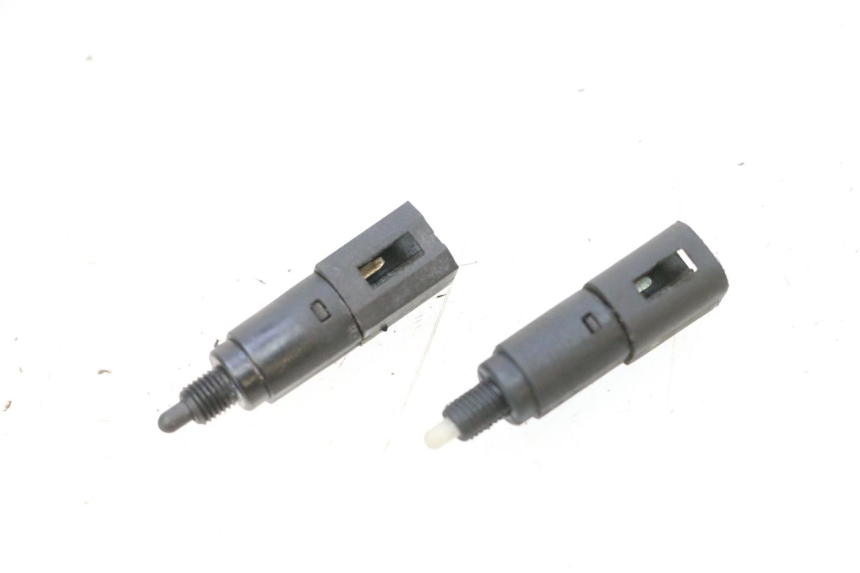 photo de INTERRUPTOR DE LUZ DE FREIO PIAGGIO MP3 125 (2006 - 2014) - Vista principal